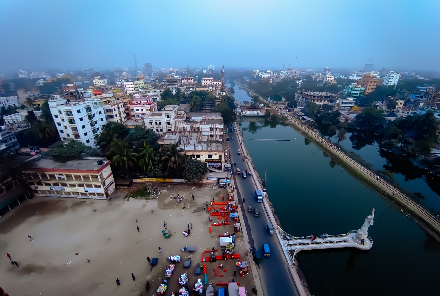 শহরের মুক্তিযোদ্ধা সড়কে অঙ্গীকার ভাস্কর্য